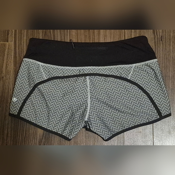 Lululemon Run Times Short *2-way Stretch 
Giant Herringbone Swift Black/White - Picture 5 of 6